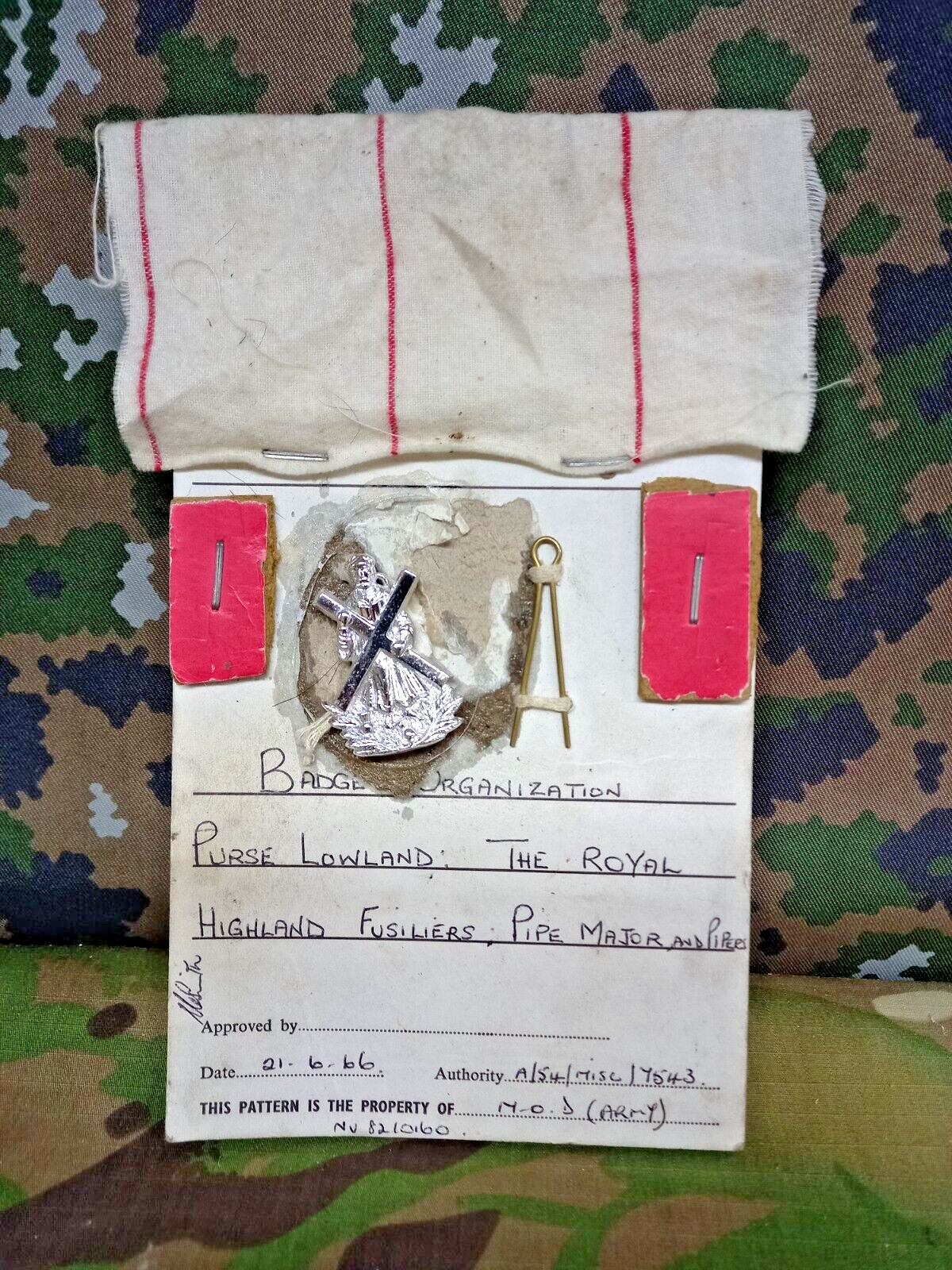 BADGE INSIGNIA BRITISH ROYAOL HIGHLAND REGIMENT BUTTON ON ORIG STANDARD BOARD