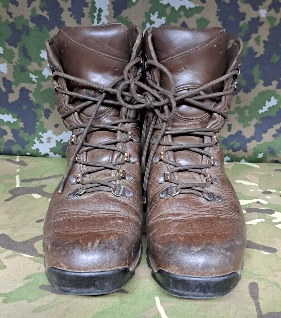 BRITISH ARMY MILITARY SAS SURPLUS ITURRI COMBAT HIKING BOOTS LEATHER - 11 M
