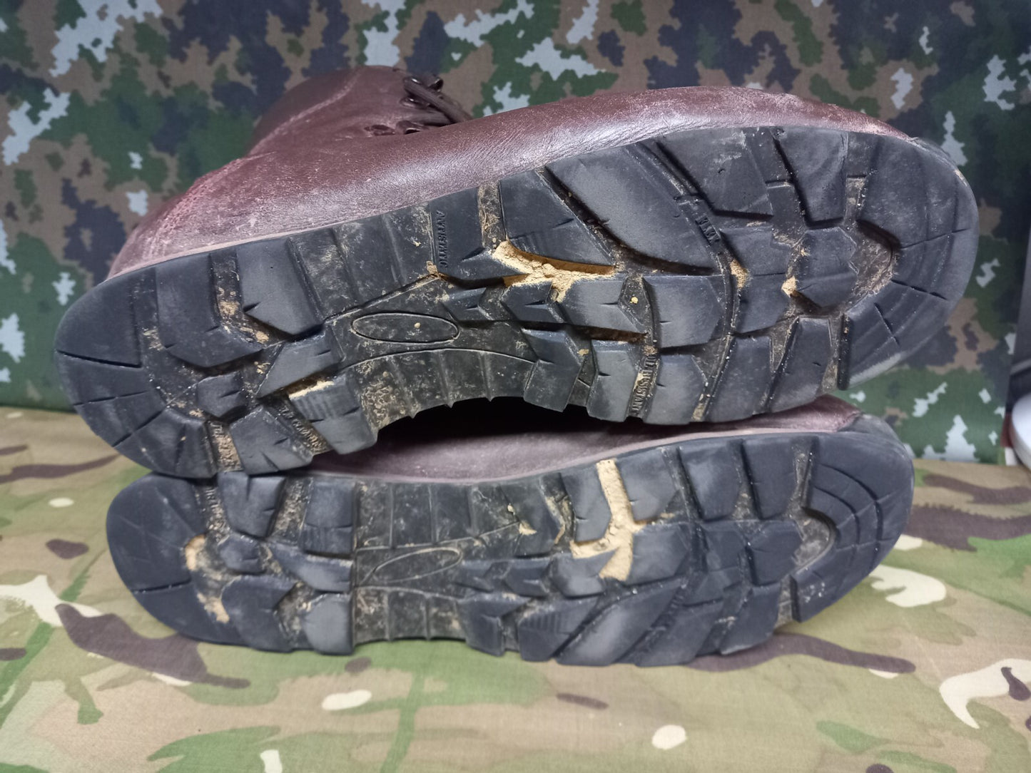 BRITISH ARMY MILITARY SAS SURPLUS ITURRI COMBAT HIKING BOOTS LEATHER - 9 M