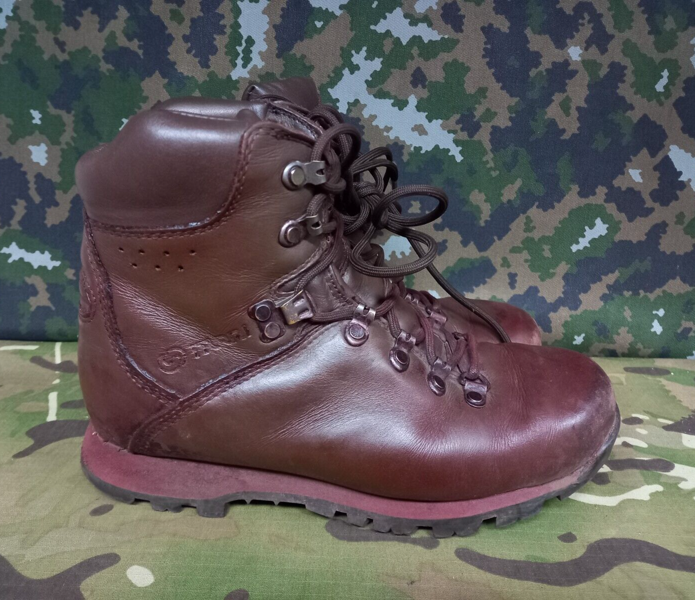 BRITISH ARMY MILITARY SAS SURPLUS ITURRI COMBAT HIKING BOOTS LEATHER - 5 L