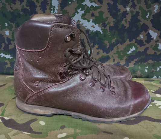 BRITISH ARMY MILITARY SAS SURPLUS ITURRI COMBAT HIKING BOOTS LEATHER - 9 M