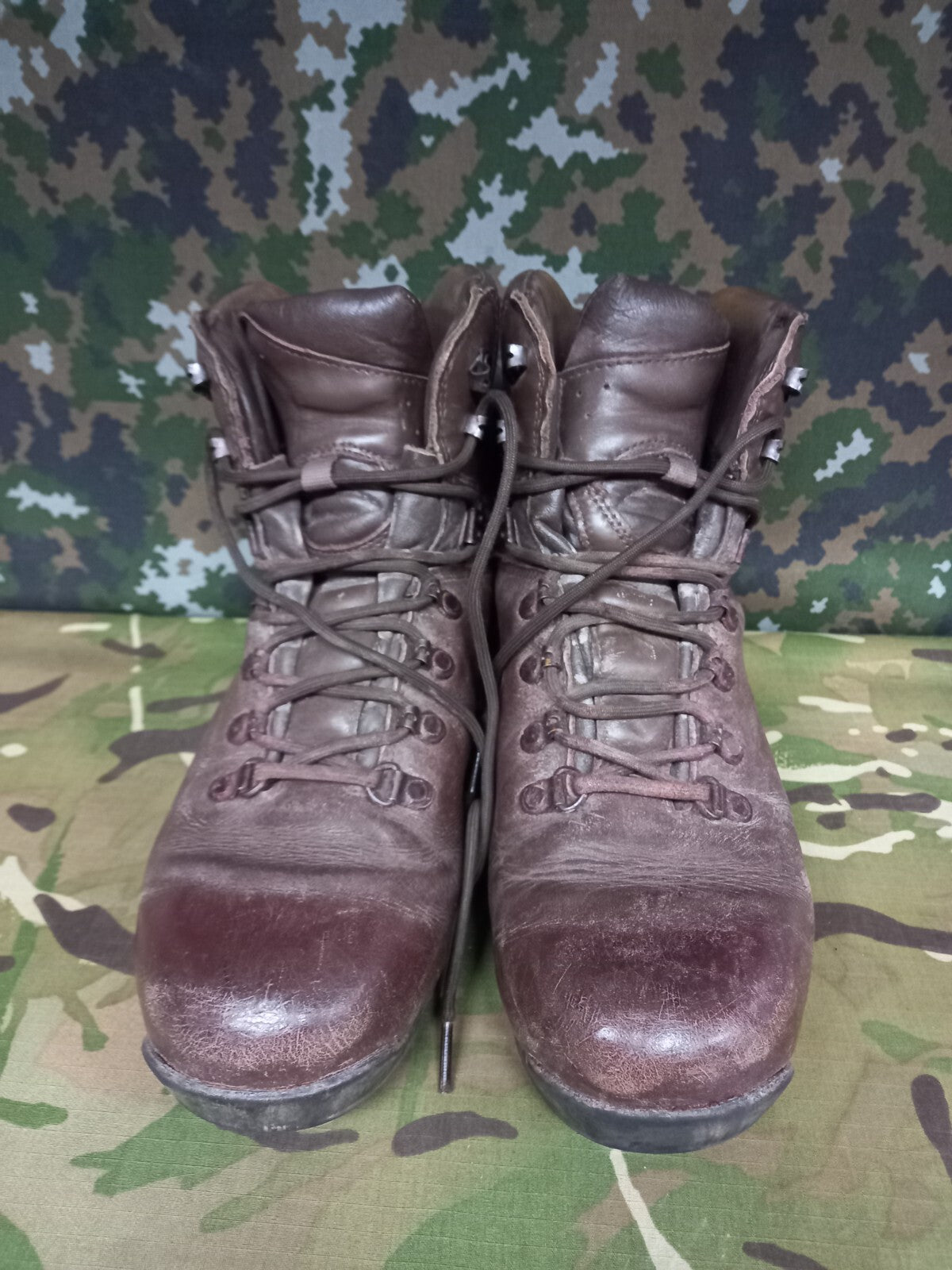 BRITISH ARMY MILITARY SAS SURPLUS ITURRI COMBAT HIKING BOOTS LEATHER - 9 M