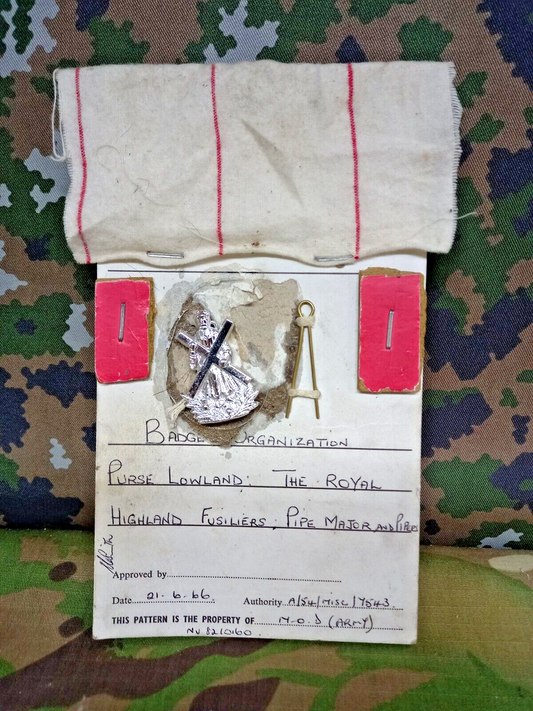 BADGE INSIGNIA BRITISH ROYAOL HIGHLAND REGIMENT BUTTON ON ORIG STANDARD BOARD