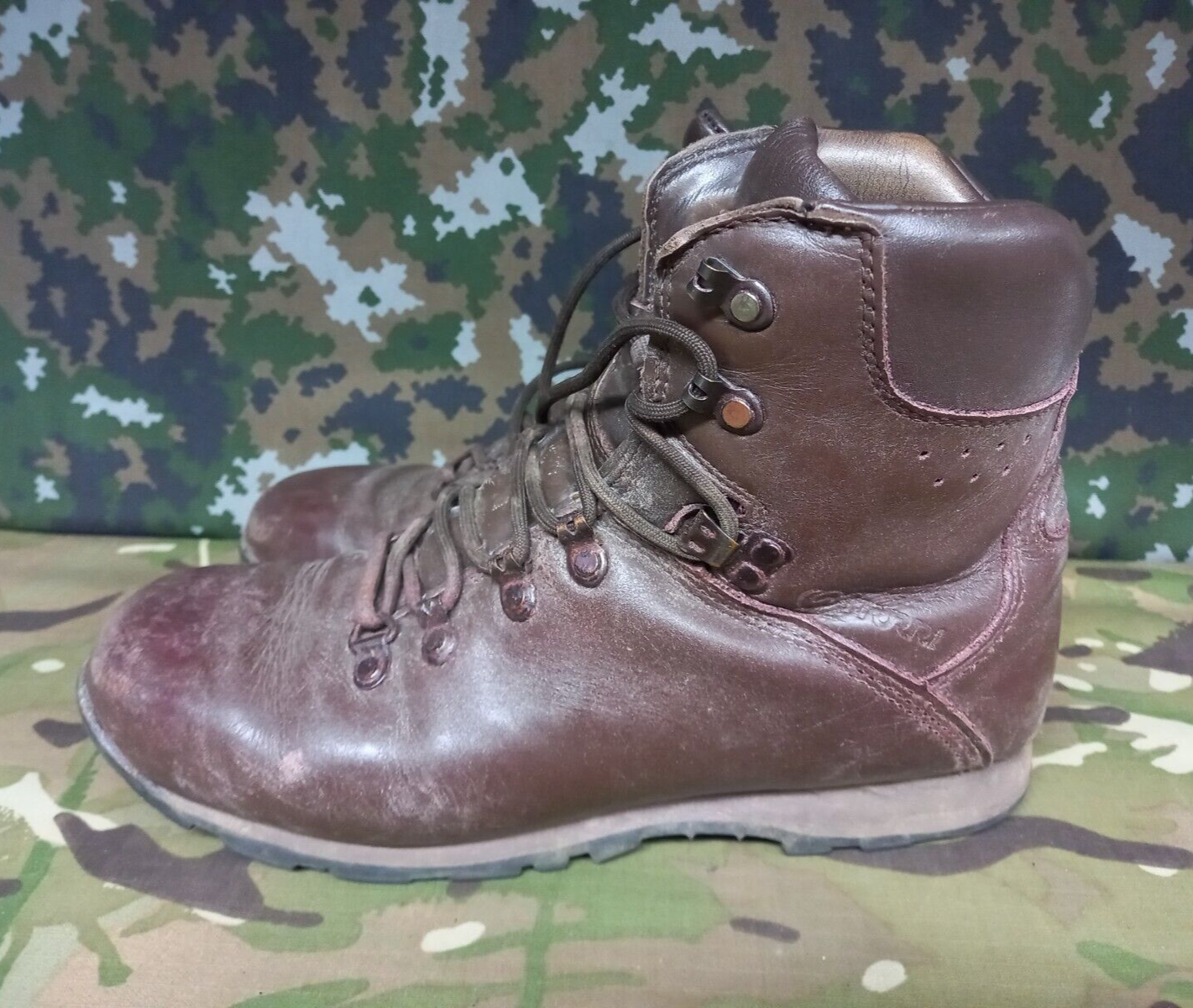 BRITISH ARMY MILITARY SAS SURPLUS ITURRI COMBAT HIKING BOOTS LEATHER - 9 M