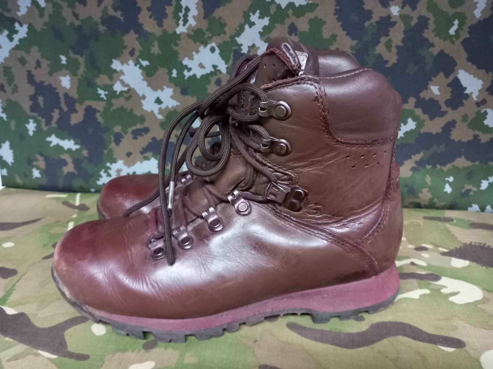 BRITISH ARMY MILITARY SAS SURPLUS ITURRI COMBAT HIKING BOOTS LEATHER - 5 L