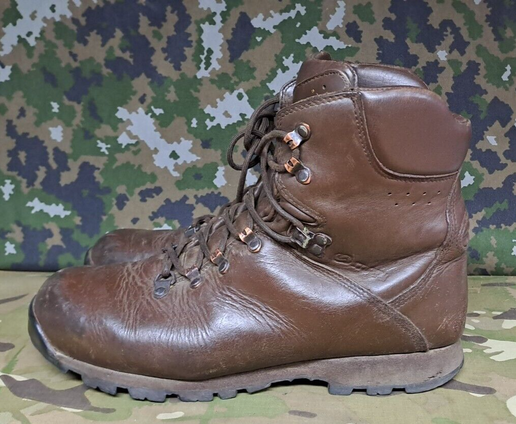 BRITISH ARMY MILITARY SAS SURPLUS ITURRI COMBAT HIKING BOOTS LEATHER - 11 M